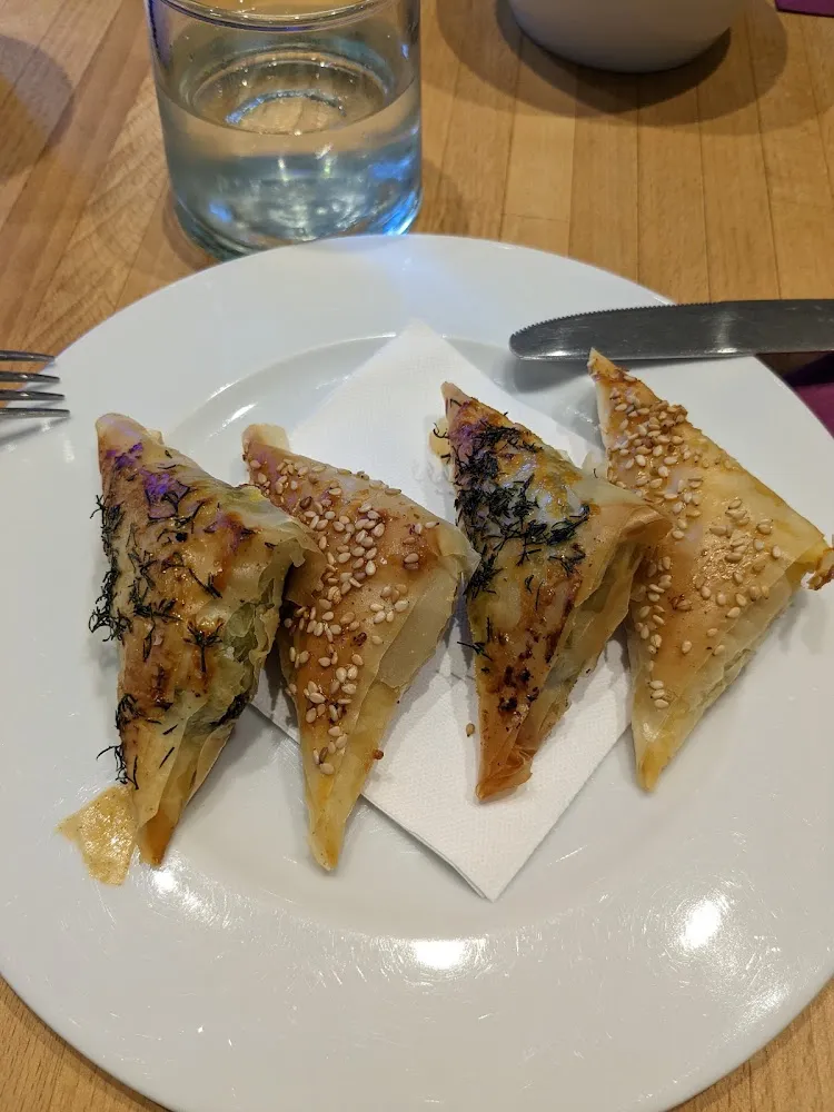 2 Tiropittakia 2 Spanakopittakia