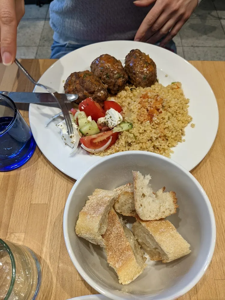 Plat Du Jour Boulettes de Viande Cous Cous Salade Grecque